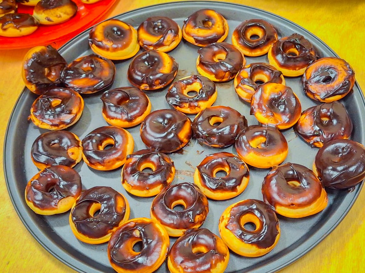 ZumarGye's tweet photo. Alrededor de 50 alumnos del Taller de Bocaditos Salados y Dulces que imparte ZUMAR en Bastión Popular, aprendieron a elaborar deliciosas donas.
Esta capacitación gratuita impulsada por la Alcaldía a través de ZUMAR, motiva al emprendimiento.

#GuayaquilNoSeDetiene
#AquiEstamos https://t.co/aEQXPnwH0g