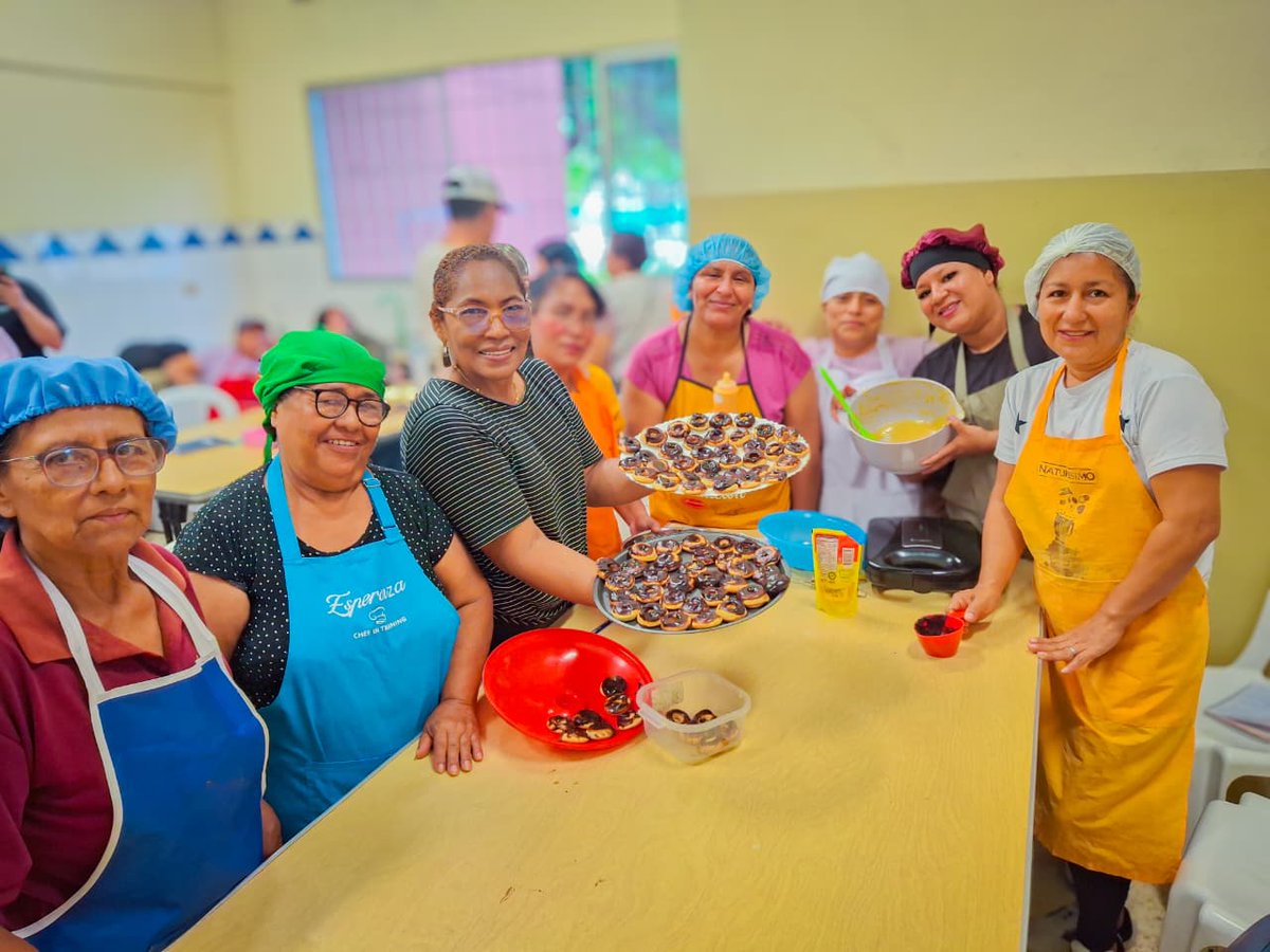 ZumarGye's tweet photo. Alrededor de 50 alumnos del Taller de Bocaditos Salados y Dulces que imparte ZUMAR en Bastión Popular, aprendieron a elaborar deliciosas donas.
Esta capacitación gratuita impulsada por la Alcaldía a través de ZUMAR, motiva al emprendimiento.

#GuayaquilNoSeDetiene
#AquiEstamos https://t.co/aEQXPnwH0g