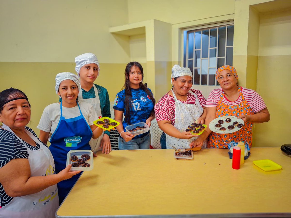 ZumarGye's tweet photo. Alrededor de 50 alumnos del Taller de Bocaditos Salados y Dulces que imparte ZUMAR en Bastión Popular, aprendieron a elaborar deliciosas donas.
Esta capacitación gratuita impulsada por la Alcaldía a través de ZUMAR, motiva al emprendimiento.

#GuayaquilNoSeDetiene
#AquiEstamos https://t.co/aEQXPnwH0g