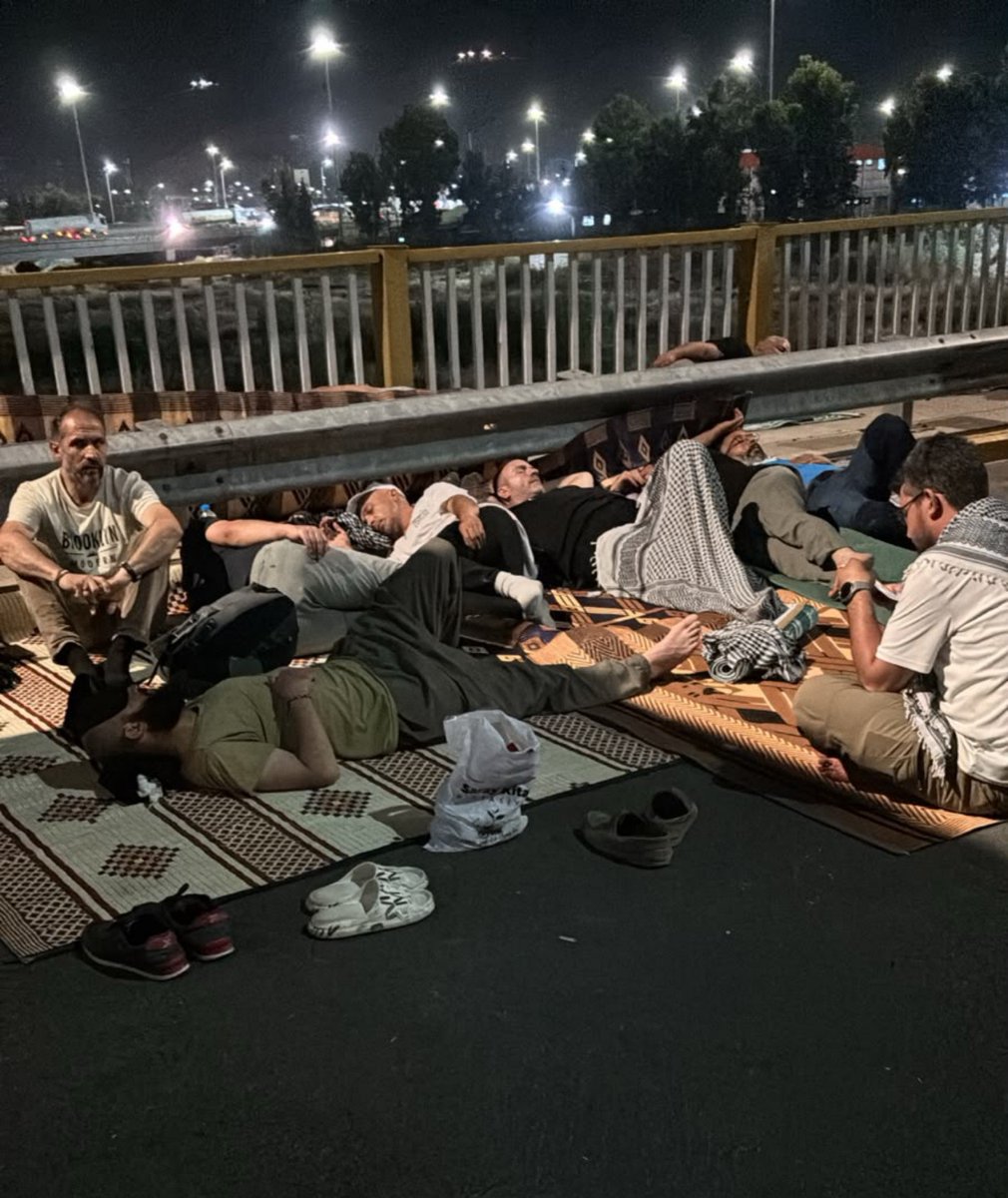 islamasalya88's tweet photo. Filistin kara konvoyu 7-8 saattir Dicle nehri üzerinde Irak'a geçmeyi bekliyor..
Filistin'e umut taşıyan konvoya dualarla yoldaş olalım. https://t.co/n4X0LKuy8T