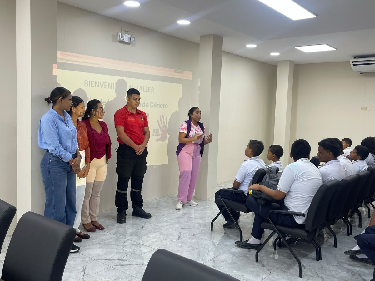 DPS_LosRios's tweet photo. #Babahoyo | En el marco del Proyecto de Abordaje Integral en Salud Sexual y Salud Reproductiva en Adolescentes, @Salud_Ec trabaja por la prevención de la violencia de género, con estudiantes de la Unidad Educativa Caracol. Se articula con equipos DECE, de @Educacion_Ec. https://t.co/OHW1ZEykk8