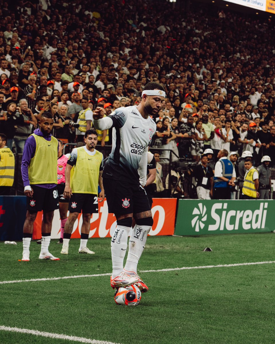 NJanfren's tweet photo. Você ia sair grande do Corinthians.

Mas, depois de você FORÇAR e bater de frente com os bandidos pra ficar no Corinthians, você se tornou um ídolo atemporal e gigantesco.

Vimos uma das maiores provas de amor da história. 

Eu te amo, Memphis Depay. Nunca será vilão. Nunca. https://t.co/2q9sloJpRa