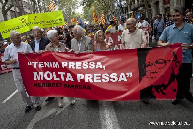 epaluzie's tweet photo. El recordo a les assemblees de la Plataforma pel Dret de Decidir a l'època de l'Estatut i a les manis de l'11S pre-procés, organitzades per Sobirania i Progrés i la PDD, sempre curull d'energia i decisió. Que la terra et sigui lleu, Jordi. https://t.co/fJ1SkS2bUH