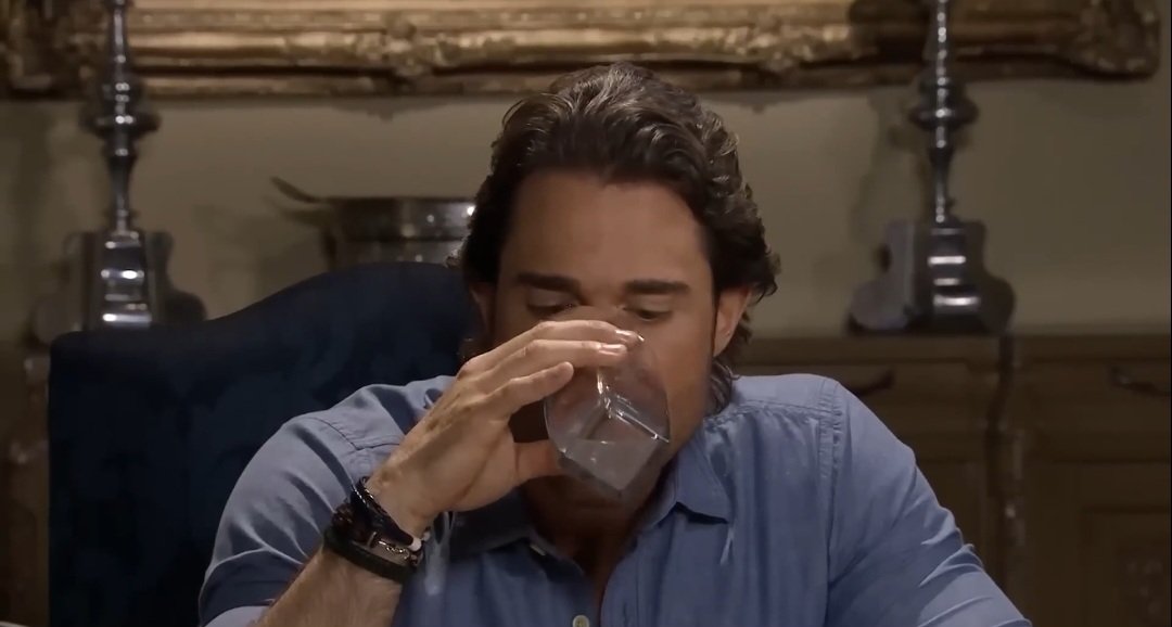 xAleAlmonte's tweet photo. Recebendo os últimos reportes do Vitor, é melhor eu voltar pra fazenda, e esquecer essa ideia da Montserrat, se ela fosse como a Maria, seria diferente. Espera aí, parece que o meu amigão gosta da Maria? Que faça bom proveito! 🤝🏼

#OQueAVidaMeRoubou https://t.co/2nbFxy3BVY