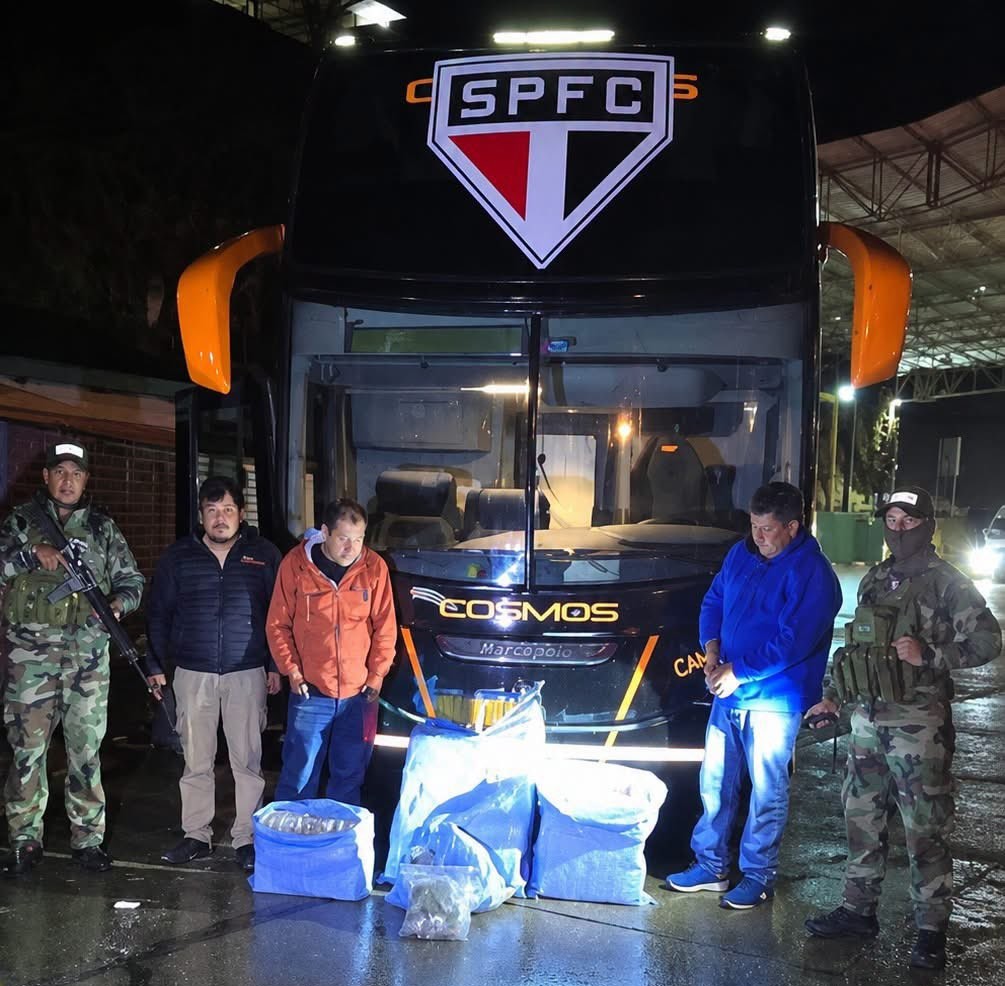 geglobo's tweet photo. Ônibus de empresa contratada pelo São Paulo na Bolívia é apreendido com 86kg de maconha

Veículo que ia buscar a delegação foi interceptado pela polícia; clube não teve a logística afetada ➡️ https://t.co/E8bwSrAcea

📷 Reprodução/reduno.com https://t.co/W8sXip3gvY