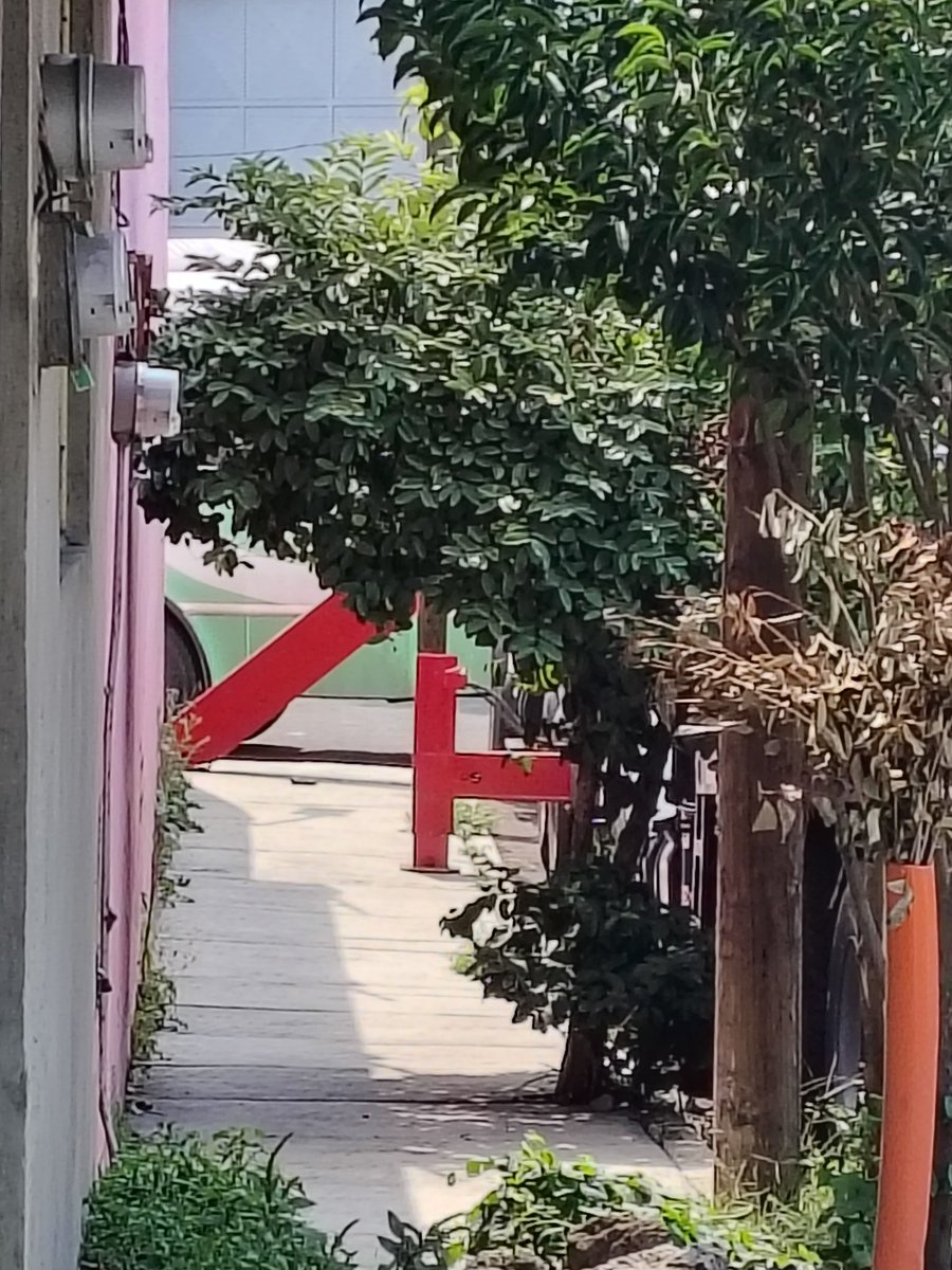 Mandalorito's tweet photo. En la calle Leona Vicario, col. Paraje Zacatepec en @Alc_Iztapalapa, los propietarios de una arrendadora de grúas están constantemente obstruyendo la banqueta y reparando vehículos en la vía pública. Violando flagrantemente el art. 34 del reglamento de tránsito. @UCS_GCDMX https://t.co/QXI3YP4lh0