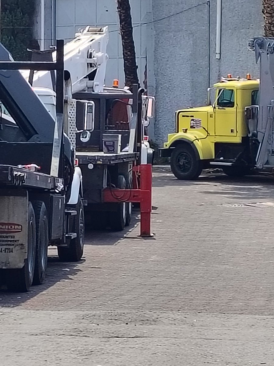 Mandalorito's tweet photo. En la calle Leona Vicario, col. Paraje Zacatepec en @Alc_Iztapalapa, los propietarios de una arrendadora de grúas están constantemente obstruyendo la banqueta y reparando vehículos en la vía pública. Violando flagrantemente el art. 34 del reglamento de tránsito. @UCS_GCDMX https://t.co/QXI3YP4lh0