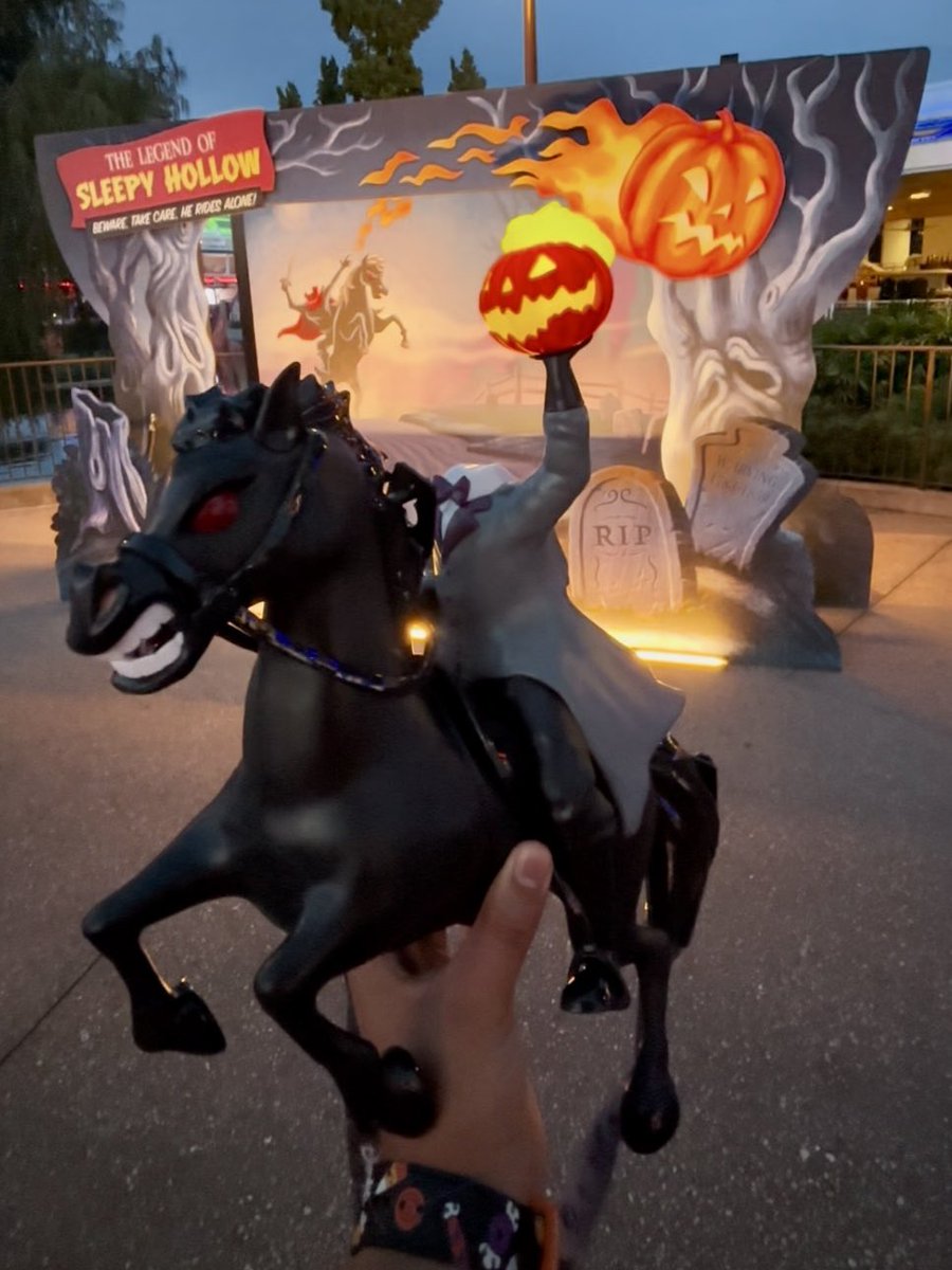 craftypass1's tweet photo. The Headless Horseman popcorn bucket! 🎃🐎 Only available during Mickey’s Not So Scary Halloween Parth!

#MNSSHP #DisneyHalloween #DisneyWorld https://t.co/Yg7vMq7Haq
