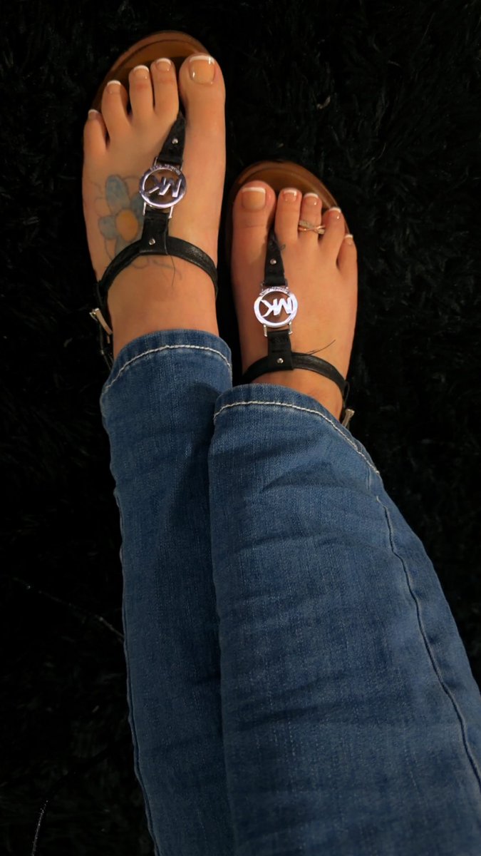 prttylilsolez's tweet photo. 🖤👡 Black sandals + French tips = a dangerous little combination 💅🏽👣

There’s just something about freshly done French tips peeking out of a pair of black sandals… simple, classy, and a little bit tempting. 😏✨#prttylilsoles 
OnlyFeet link 🔗 
https://t.co/nx66XnIVMr https://t.co/g66V8ax74B