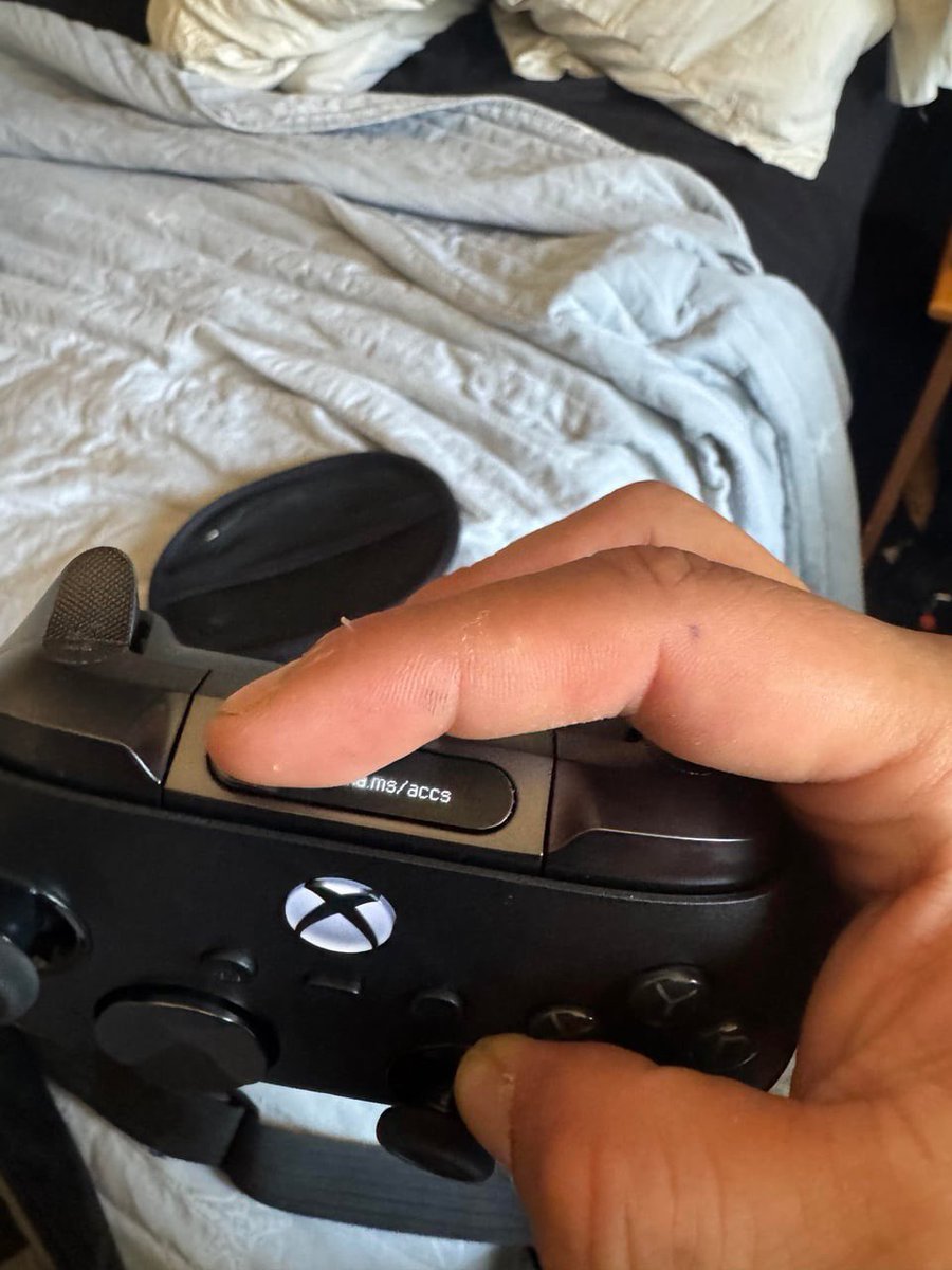 tomwarren's tweet photo. Microsoft’s upcoming Xbox Elite 3 controller has appeared on Reddit. The poster says they purchased it on OfferUp https://t.co/HeJ3TQ9qaG https://t.co/XsPOP1eCaH
