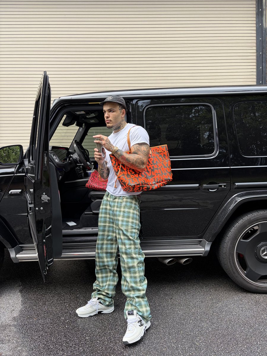sleazyjpg's tweet photo. 74 pants for me and LV bags for my 👩🏽 https://t.co/zRSS3Fu8ij