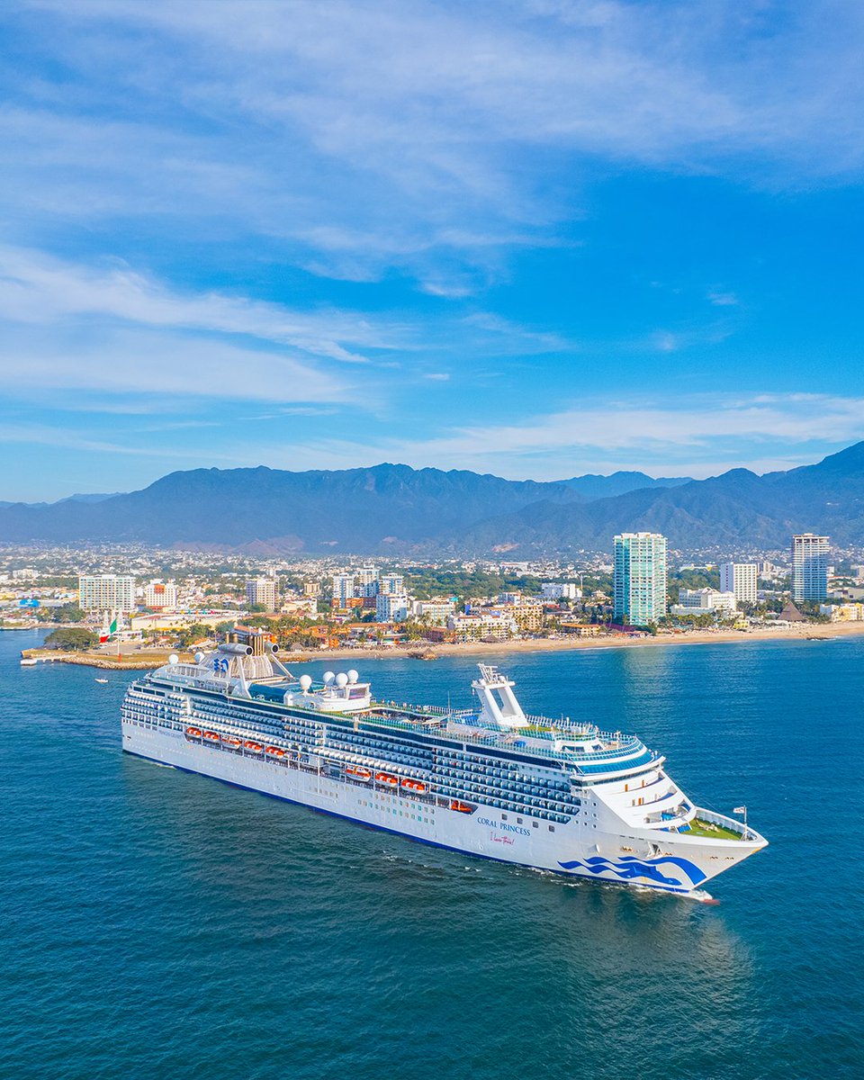 PuertoVallarta's tweet photo. ¿Sabías que Puerto Vallarta recibe algunos de los cruceros más importantes del mundo? ⚓ Cada temporada, miles de visitantes llegan por mar para disfrutar de sus playas, gastronomía y cultura.

#PuertoVallarta #AquíYAhora #JalíscoEsMéxico https://t.co/KeUkWu3V8M