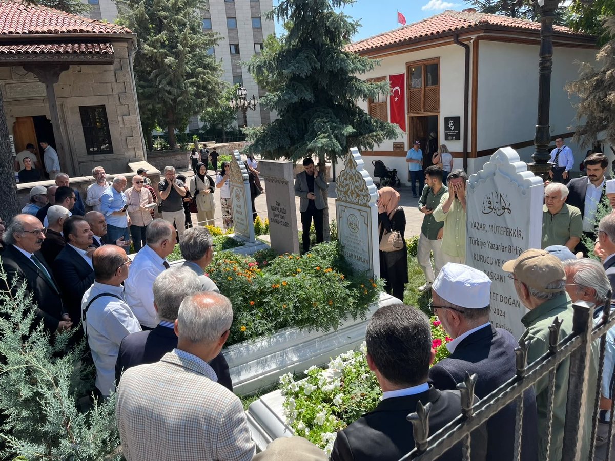 Selimcerrah's tweet photo. TYB Kurucusu ve Şeref Başkanı D. Mehmet Doğan’ı ebediyete irtihâlinin 2. Yılında Tacettin dergâhındaki kabri başında ve @tyb de yâd ettik.
Mekânı cennet, makamı âli olsun.
@TarkanZengin @aricankazim https://t.co/XLFPCFZ4Wn