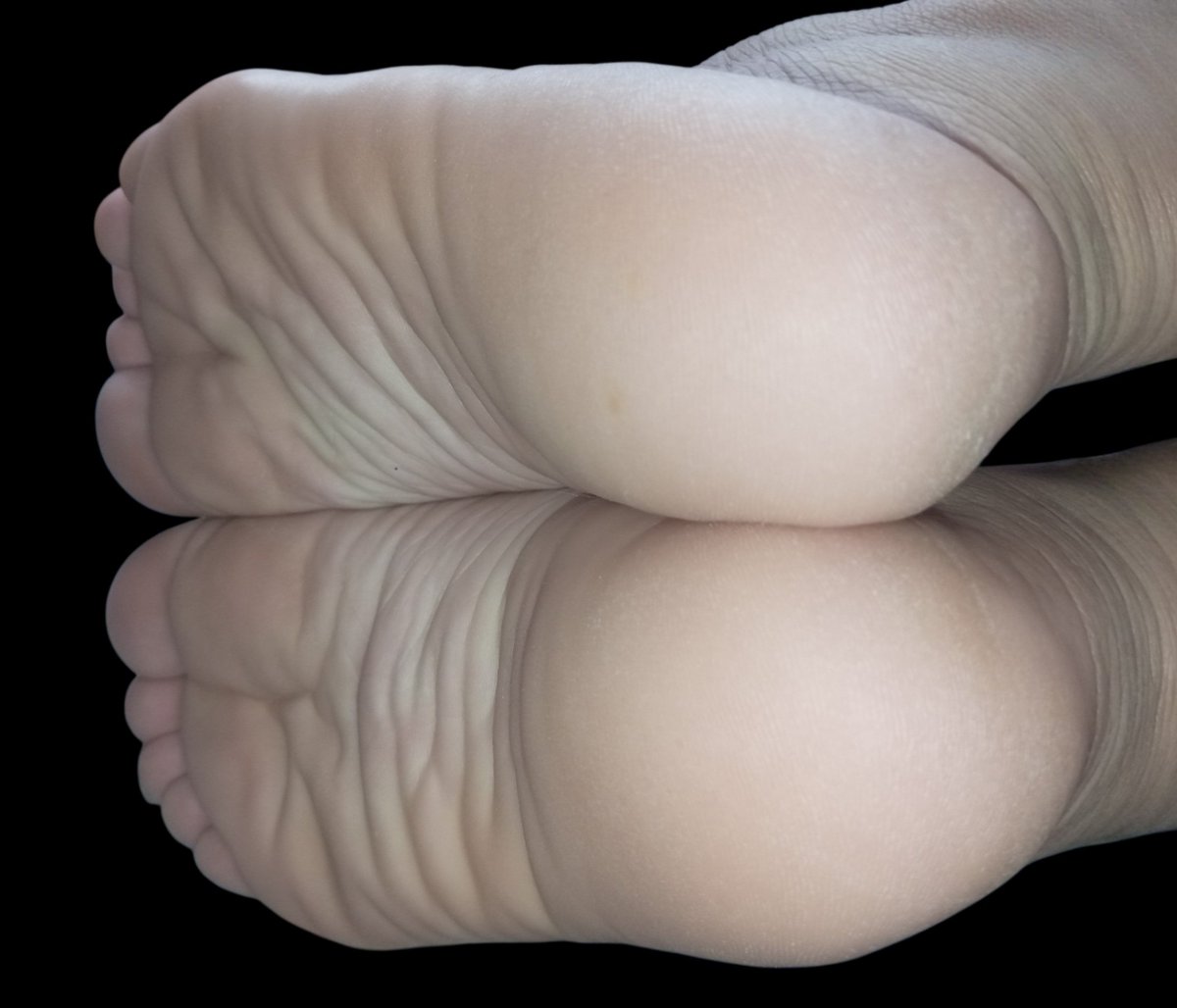 carminafeet12's tweet photo. Buenas tardes departe de mis carnosos Talones 👣🤗 #pies #piessudados #olor #oloraqueso #piesudados #dedos #dedogordo #deditos #footfetısh #feetfetısh #natural #foot #closeup #soles #plantadelospies #plantas #arrugas #fetiche #fetichistas #fetichedepies #talones #talón https://t.co/HUhypGNG0m