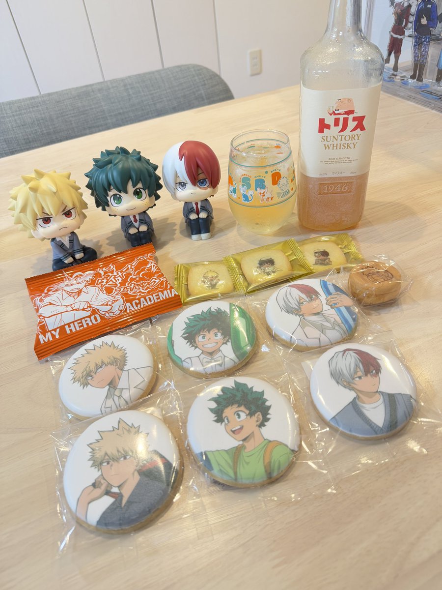 madoka4869's tweet photo. 最近買ったもの🧡💚🩵
去年は焦凍くんだけ買ってたのに、最近は3人揃えたくてグッズ代が3倍になってお財布がキツい（笑）

そして前回のクッキーもまだ食べてないのにまた買ってしまった…コラボのお菓子はもったいなくて食べれない🥲 https://t.co/pVHoC6Ijz0