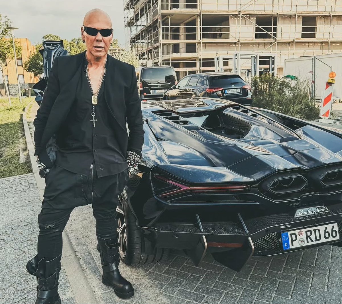 juiceinmyface's tweet photo. Bruce Wayne, wenn die Story in Ostdeutschland spielen würde: https://t.co/xYHkTNlWWx