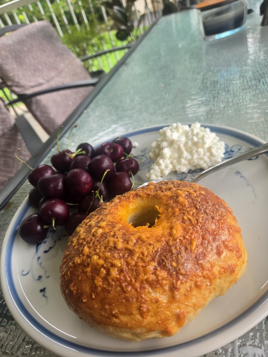 justjess's tweet photo. Trying to use up some cheddar on half of these 🥯 https://t.co/DoZaCJmopX