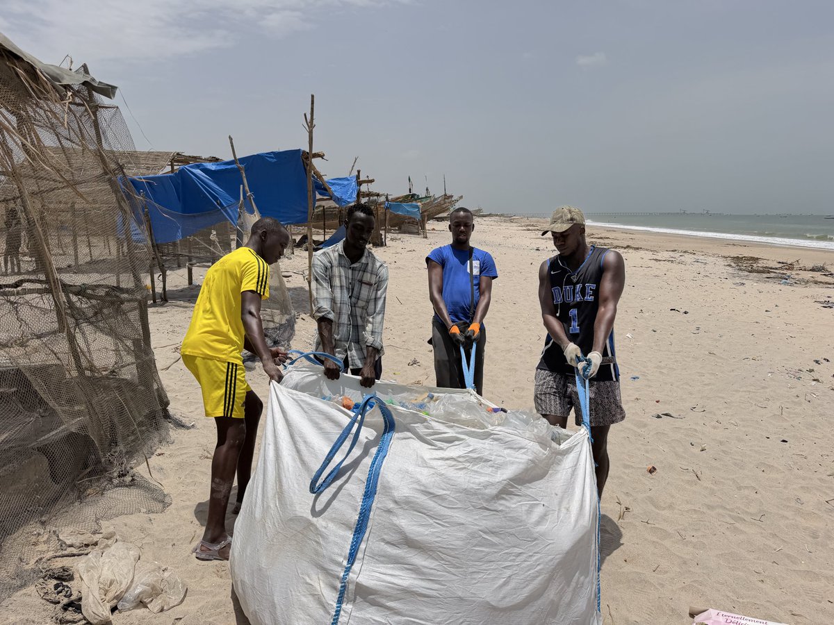 medzarappeur's tweet photo. 5e journée de l’initiative « Une semaine no stop » à la plage de Bargny Ndiolmane. Malgré la forte chaleur, 200 kg de déchets plastiques collectés ce mardi. Le bilan atteint 1,7 tonne depuis le lancement. 
La mobilisation continue https://t.co/XEP4yz5zcC