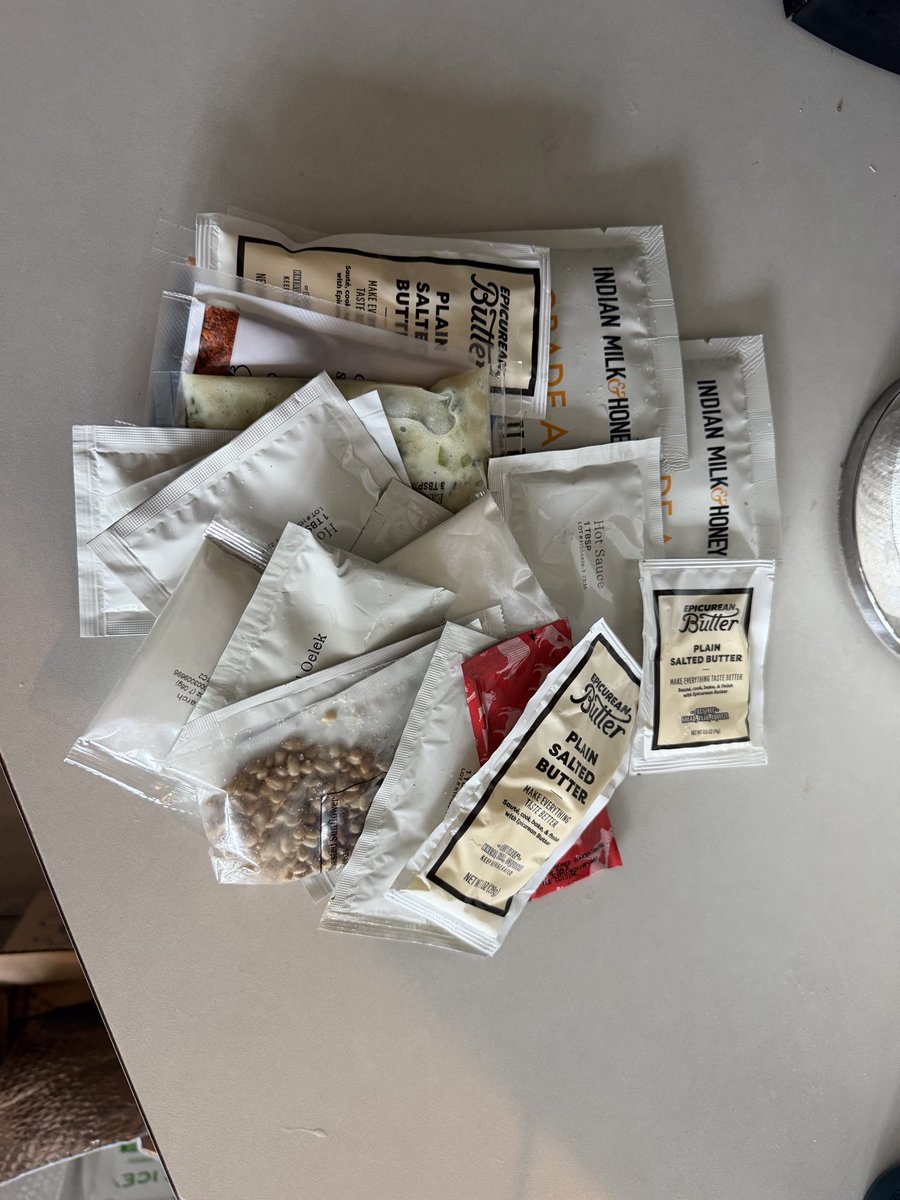 AJJaxk's tweet photo. @FollowGiovanni @blueapron Same! What a mess. https://t.co/053uwRoHv1