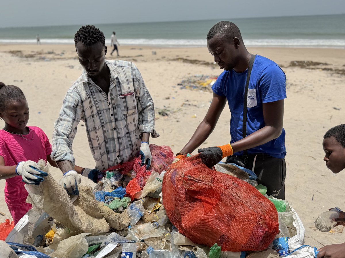 medzarappeur's tweet photo. 5e journée de l’initiative « Une semaine no stop » à la plage de Bargny Ndiolmane. Malgré la forte chaleur, 200 kg de déchets plastiques collectés ce mardi. Le bilan atteint 1,7 tonne depuis le lancement. 
La mobilisation continue https://t.co/XEP4yz5zcC