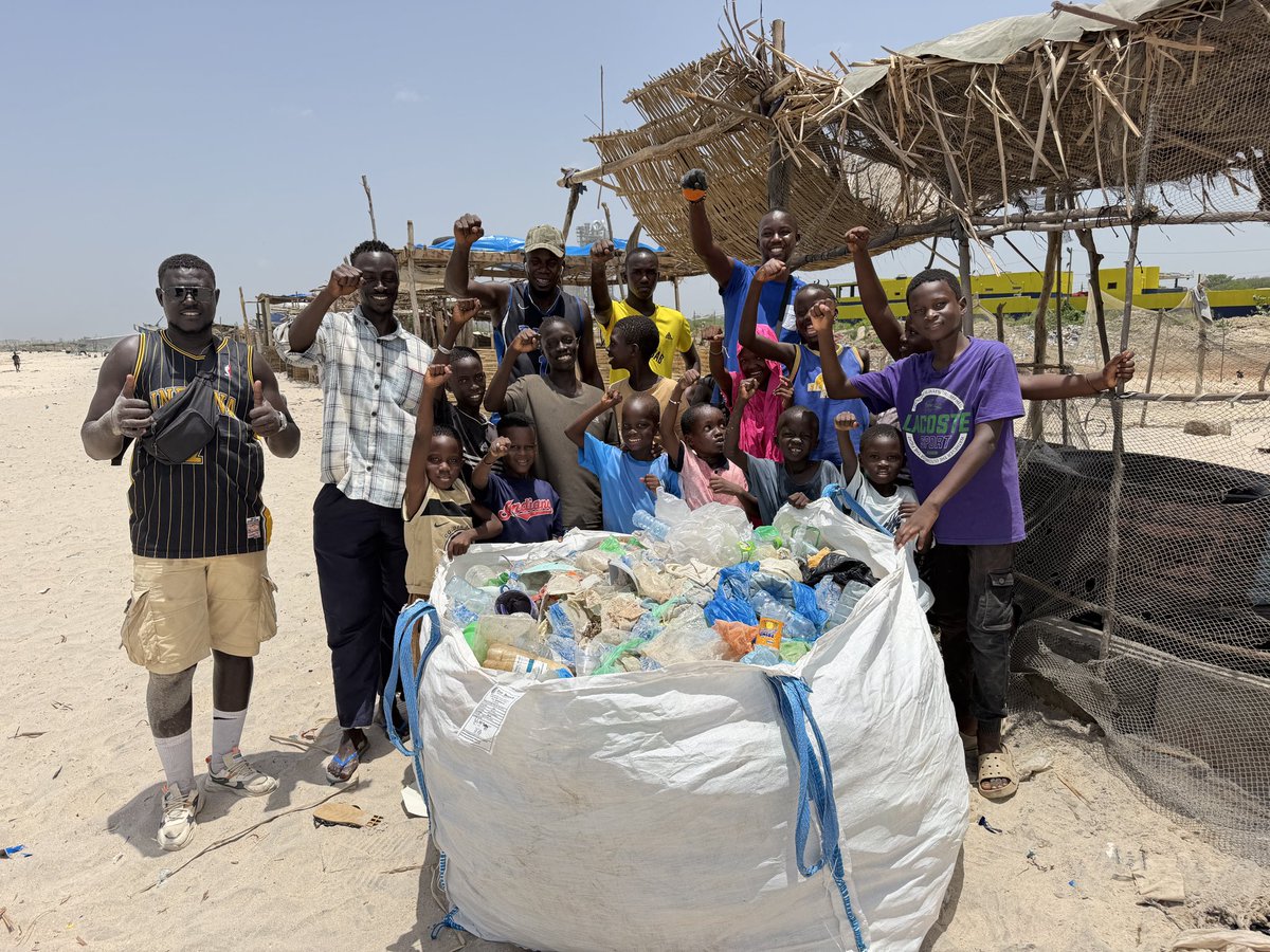 medzarappeur's tweet photo. 5e journée de l’initiative « Une semaine no stop » à la plage de Bargny Ndiolmane. Malgré la forte chaleur, 200 kg de déchets plastiques collectés ce mardi. Le bilan atteint 1,7 tonne depuis le lancement. 
La mobilisation continue https://t.co/XEP4yz5zcC