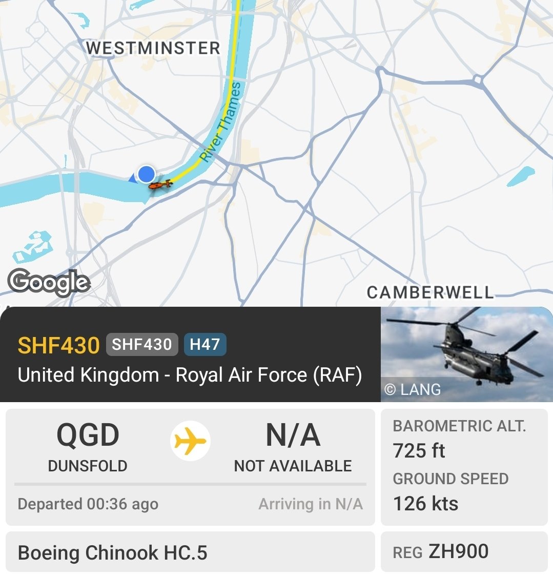 RusGarbageHuman's tweet photo. I thought I recognised that sound, even through the car window. I wonder why a Chinook is over the Thames. https://t.co/FovXJHp2DN