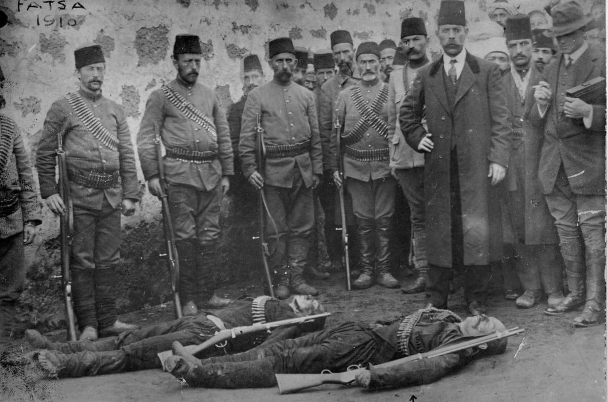 hseyin_bas's tweet photo. 1910, Hekimoğlu İbrahim vurulduktan sonra çektirilen fotoğraf

Hekimoğlu Derler Benim Aslıma
Aynalı Martin Yaptırdım Da (Narinim) Kendi Neslime
Hekim Oğlu Derler Bir Ufak Uşak
Bir Omuzdan Bir Omuza (Narinim) On Arma Fişek https://t.co/RX0Agr7ccR