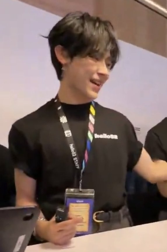 nikyumrua's tweet photo. @Marulas4life no but like look at the hello 82 videos, his chest looks fuller than usual HELLO https://t.co/eII3DiPfyR