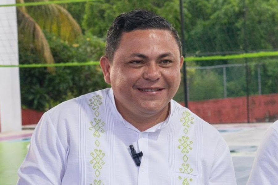 Juan_OrtizMX's tweet photo. 🗳️📌 ALCALDE LE QUITA CANCHA A JÓVENES PARA MONTAR A CABALLO

Mario Isaías Sánchez Esquivel, alcalde del Partido Verde en Espita, Yucatán, fue señalado por usar un campo de beisbol público para montar su caballo.

Mientras tanto, jóvenes que acudieron a entrenar no pudieron entrar.

La síndica municipal, Beatriz Díaz, denunció que policías bloquearon el acceso a las instalaciones.

También afirmó que una camioneta oficial del Ayuntamiento fue utilizada para transportar el remolque con el caballo del alcalde.

Así que el reclamo no es solo por la cancha.

También por el posible uso de vehículo, combustible y personal público para una actividad particular.

No es su primera polémica.

En 2025, habitantes lo denunciaron por cobrar 600 pesos a camiones que entraban a dejar mercancía.

Tras las críticas y un llamado del Congreso estatal, terminó retirando ese cobro.