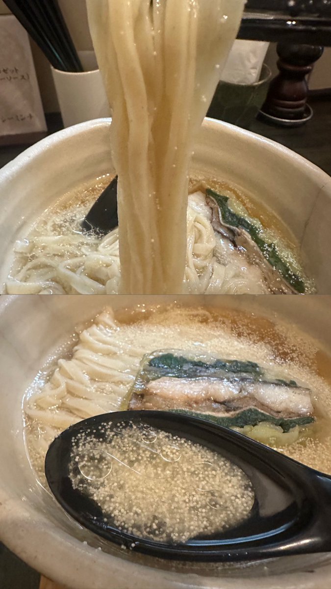 senjusan's tweet photo. ORIBE
鱧づくし冷製ラーメン
〜鱧ガラスープ・鱧真子・鱧テリーヌ〜鱧つみれ丼付き
限定150食ながら1日で70食売り上げてしまったとあって予定より前倒しして翌日夜の部にポールで来店💨
先に食べた麺友さん達からも絶賛する声しか聞こえてこないので期待値爆上がりだが果たして🤔
鱧の頭、骨、切り端の身をふんだんに使用し昆布を加えたシンプルなスープは一切沸騰させずに4時間炊いたとの事で上品な旨みが凝縮されてる🤤
そこに手間暇かけて作ったという鱧の真子の冷製餡がスープに厚みと滑らかな舌触りをもたらし麺を啜った時に絡みつく感じが堪らないよね😋
麺はもち小麦ベースにきぬあかり、ニシノカオリを加えて製麺し濃厚ながら繊細な鱧出汁に寄り添えるようにと薄めの平打ちで提供されてる😙
氷水でしっかりと冷やされた清涼感溢れる口あたりがチョー心地いいよな☺️
拘りの詰まった鱧のテリーヌのクオリティは言わずもがな〆のご飯まで鱧の全てと言っても過言ではないくらい''鱧づくし''堪能させてもらいましたわ😂