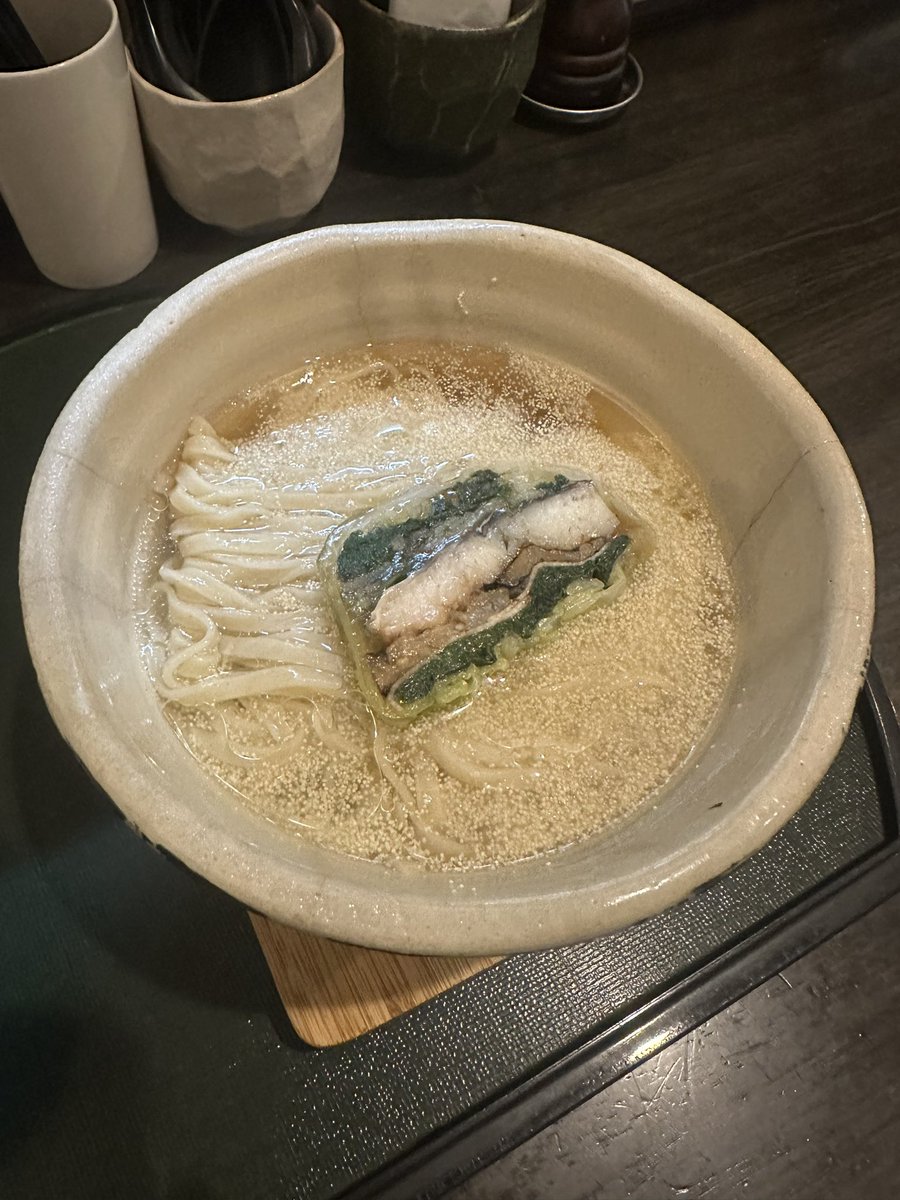 senjusan's tweet photo. ORIBE
鱧づくし冷製ラーメン
〜鱧ガラスープ・鱧真子・鱧テリーヌ〜鱧つみれ丼付き
限定150食ながら1日で70食売り上げてしまったとあって予定より前倒しして翌日夜の部にポールで来店💨
先に食べた麺友さん達からも絶賛する声しか聞こえてこないので期待値爆上がりだが果たして🤔
鱧の頭、骨、切り端の身をふんだんに使用し昆布を加えたシンプルなスープは一切沸騰させずに4時間炊いたとの事で上品な旨みが凝縮されてる🤤
そこに手間暇かけて作ったという鱧の真子の冷製餡がスープに厚みと滑らかな舌触りをもたらし麺を啜った時に絡みつく感じが堪らないよね😋
麺はもち小麦ベースにきぬあかり、ニシノカオリを加えて製麺し濃厚ながら繊細な鱧出汁に寄り添えるようにと薄めの平打ちで提供されてる😙
氷水でしっかりと冷やされた清涼感溢れる口あたりがチョー心地いいよな☺️
拘りの詰まった鱧のテリーヌのクオリティは言わずもがな〆のご飯まで鱧の全てと言っても過言ではないくらい''鱧づくし''堪能させてもらいましたわ😂