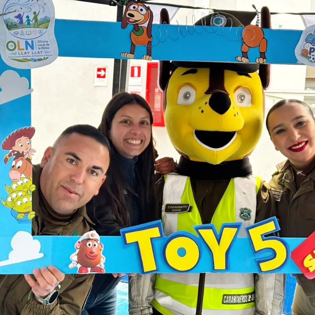 ZonaCarabValpo's tweet photo. En #LlayLlay Carabineros del #MICC junto a #SendaPreviene visitaron el Liceo El Porvenir. Allí, compartieron con los alumnos y entregaron consejos de seguridad de manera lúdica y entretenida para la prevención de delitos.
#LaPrevenciónEsNuestraEsencia https://t.co/ZrIwHteTT7
