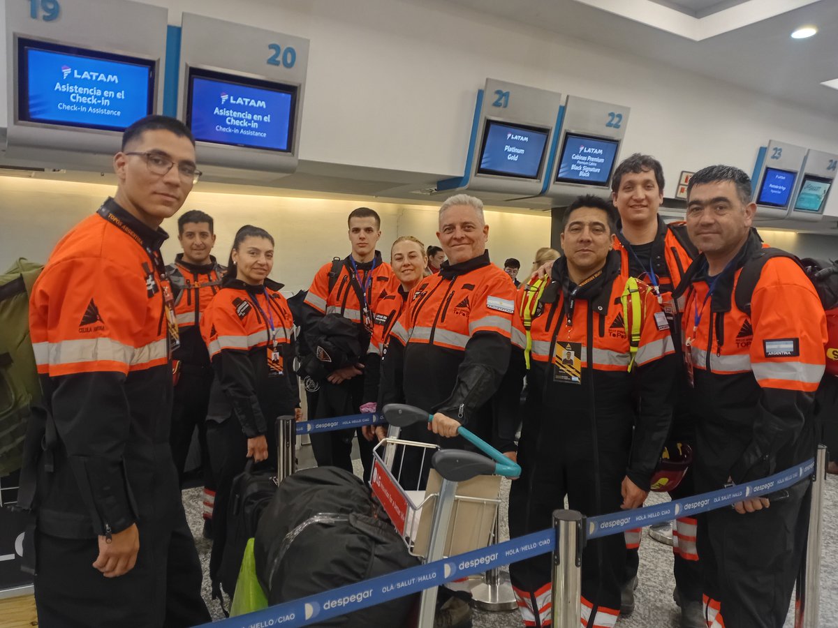 Lulamaravilla's tweet photo. Rescatistas argentinos 🇦🇷 embarcando con destino a Colombia 🇨🇴 para asistencia humanitaria. https://t.co/YOpWoOLXNs