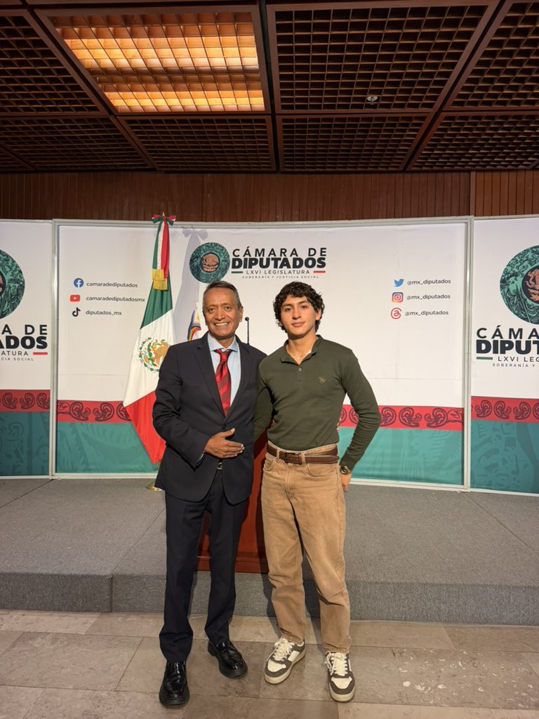 efrenesquedaa's tweet photo. Hoy nos reunimos con @jaimelopezvela, presidente de la Comisión de Diversidad en @mx_diputados. 🏳️‍🌈🏛️ Queremos conocer nuestros espacios públicos y sumar para que nuestras causas LGBT+ se conviertan en leyes y derechos. 

No solo contar la historia, sino participar en ella. 🇲🇽 https://t.co/2VvpMPpqen