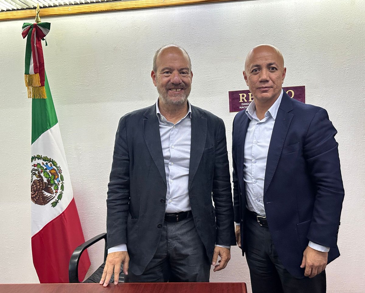 Hazaelruizo's tweet photo. Este día nos reunimos con el director general del Registro Nacional de Población e Identidad #RENAPO, Jorge Wheatley Fernández, con quien dialogamos sobre las acciones que realizamos desde la Coordinación para la Atención Integral de la Migración en la Frontera Sur #CAIMFS, para mejorar las condiciones de las personas en contexto de movilidad, particularmente en materia del derecho a la identidad.

Coincidimos en la importancia del reconocimiento pleno de este derecho, como llave para ejercer otros derechos fundamentales, como la educación, la salud y la movilidad, entre otros.

Agradecemos al titular del #RENAPO la confianza para iniciar procesos conjuntos que permitan impulsar proyectos y políticas públicas en favor de la población migrante de la #FronteraSur, de acuerdo con las directrices de la secretaria de @SEGOB_mx, @rosaicela_, y del subsecretario de #DDHH, @arturomedinap.