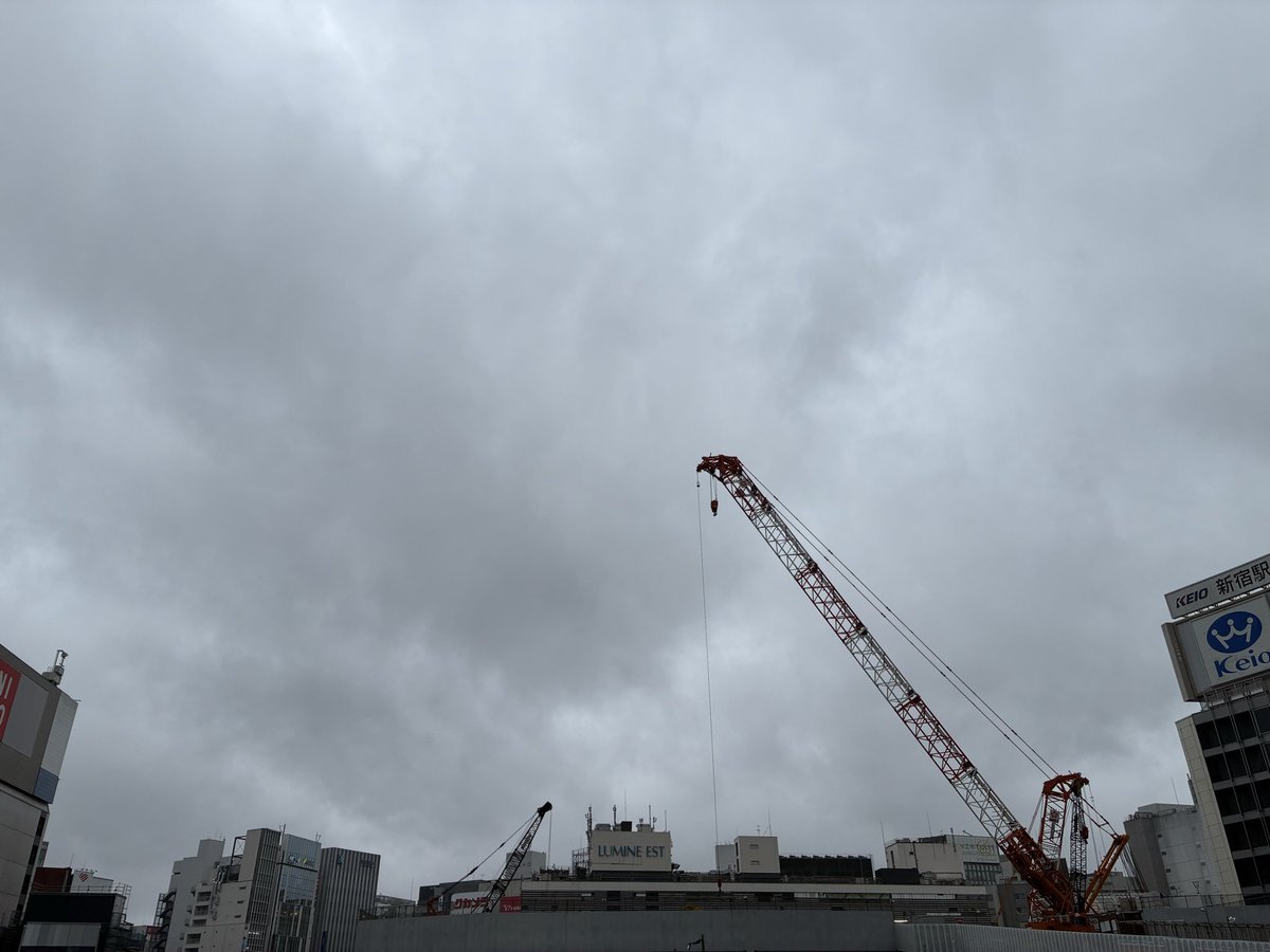 papi1972's tweet photo. おはよう新宿☂️
昨晩の台風の影響は全くなく、電車に揺られて社畜の街に到着🛬
しかし仮設とはいえ、水たまりだらけの地上の歩行者通路は何とかならないものかなぁ、歩行者への配慮が全くなってない💢
この施工の質ではゼネコンさんの力量がわかるってものだね🙄 https://t.co/FOVE1fCovK