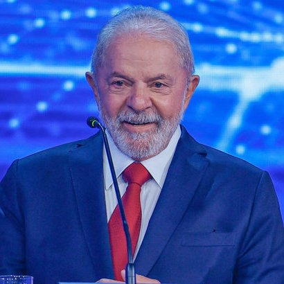 republiqueBRA's tweet photo. ⁉️ 🎙️ Flávio Bolsonaro condiciona sua participação em debates na TV à presença de Lula:

🗣️ "Já foi falado. Eu vou aonde o Lula estiver. Quem deve explicações ao Brasil é o Lula, e meu debate é com ele. Meus questionamentos são para ele." https://t.co/CT3se4q2OC
