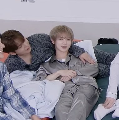 hariboscngie's tweet photo. "best friends for years but unable to tell each other how they feel so they keep pretending to be happy with what they have" core https://t.co/n3mkYAhLYi
