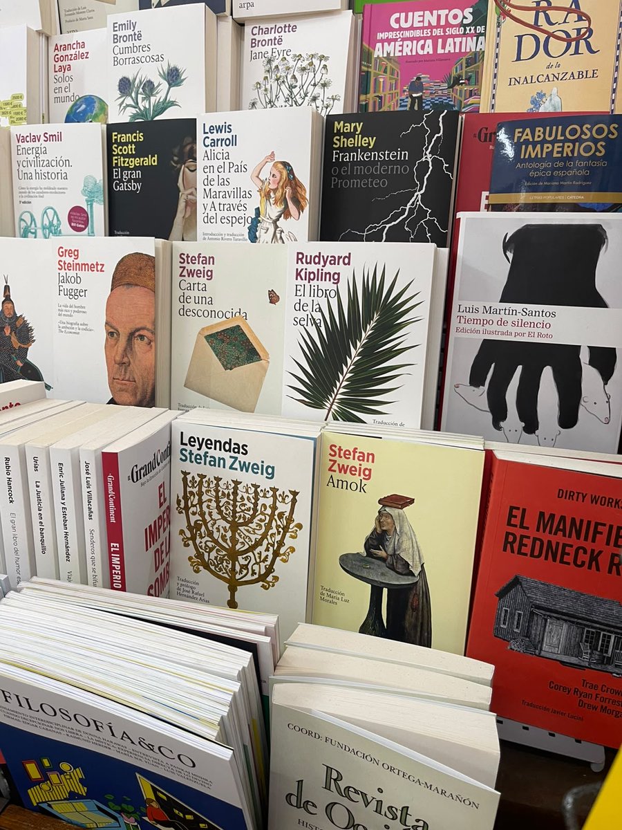 casastefanzweig's tweet photo. Livros de Stefan Zweig em destaque entre clássicos da literatura mundial na Sin Tarima Libros, em Madrid. Na fotografia, Carta de una desconocida, Leyendas e Amok revelam a presença da obra do escritor austríaco nas estantes da livraria. Registro de Enzo Thomé. https://t.co/ksbWLtHEHZ