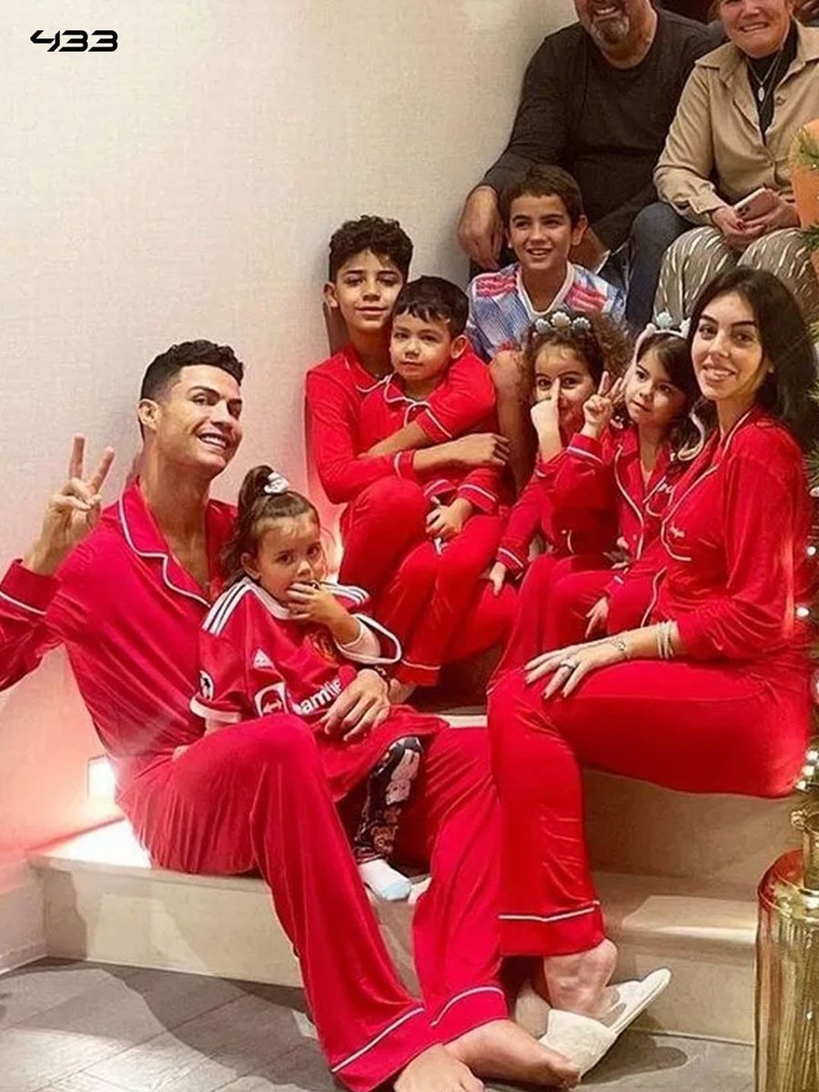 DailyWindUp's tweet photo. Cristiano Ronaldo and his wife photo dump, who is cutting onions.
Happy Married Life idol ❤️ https://t.co/mA7mrdauIS