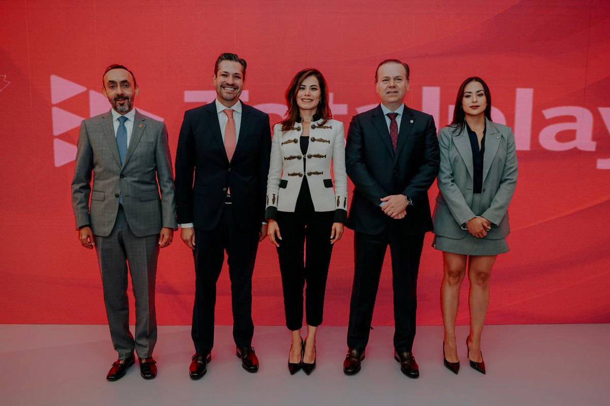 VeroDelgadilloG's tweet photo. La grandeza de Guadalajara se construye también de la mano de los diferentes sectores productivos de nuestra ciudad, por eso, tuve el enorme gusto de acudir a la ceremonia conmemorativa por el 138 aniversario de la @CamaradeCom_GDL.

Por supuesto, muchas felicidades a las personas y organizaciones reconocidas por los Galardones Canaco 2026, especialmente a mi querido @Amauryvz, por el extraordinario trabajo que hizo al frente del Estadio Guadalajara durante el Mundial que acabamos de vivir. 

Muchas gracias a mi querido @PresidenteCCGdl, así como a todas y todos sus agremiados por la invitación y por hacer equipo con nosotros para cuidar de nuestra ciudad.

Como Presidenta de Guadalajara reconozco el valor que tienen organizaciones como esta, por eso, como se los he dicho antes, en mí tienen una aliada para seguir construyendo a favor de nuestra ciudad y de su gente.