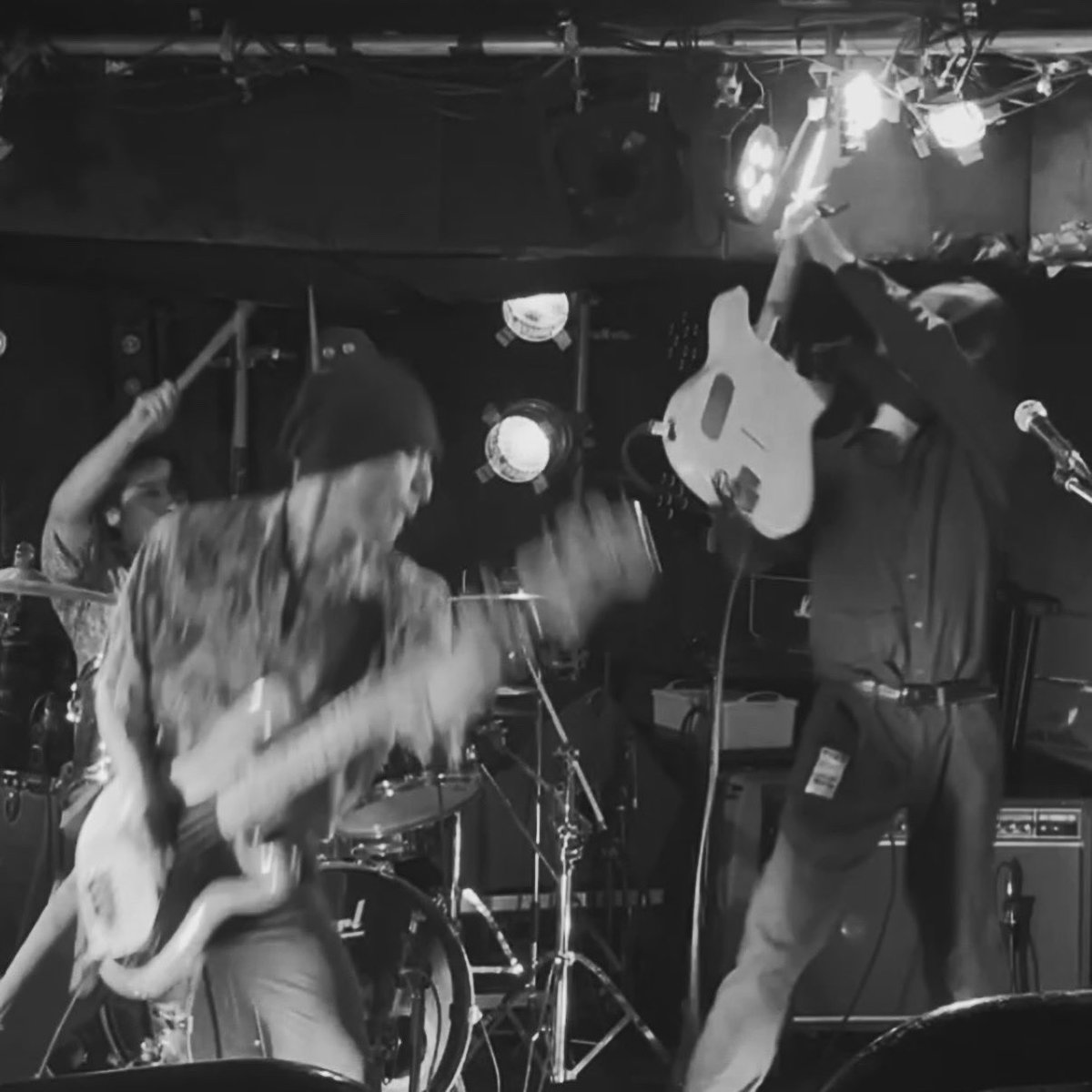 Lowly_pops's tweet photo. 2026/8/5 at 下北沢DaisyBar

Thank you!!

セットリスト
1.インスタントセオリー
2.DROPOUT
3.Candy days
4.月の夢
5.真空サティスファクション
6.Juvenile's End https://t.co/MwntjdvNAp