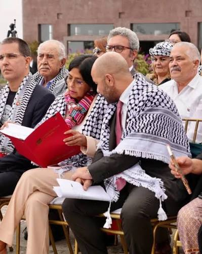 09katmandoo's tweet photo. Se reanudan las relaciones diplomáticas con Israel ....
 la disonancia en la imagen dice cuando los payasos tienen los ideales en el culo ..... https://t.co/NyWS1aKAOn