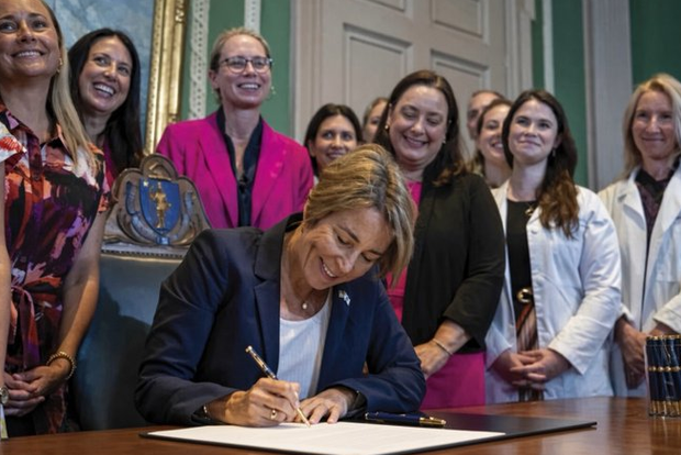 SaltyGoat17's tweet photo. Look at the absolute glee on their faces as she signs m*rdering babies up to birth into law

How fucking disgusting have these people become? https://t.co/8GhVsq4YWU