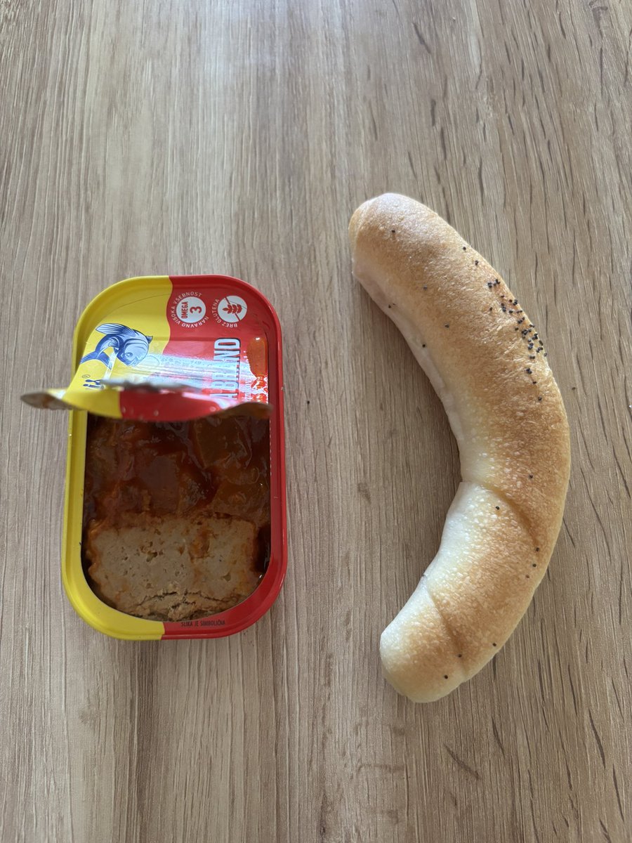 adakgae's tweet photo. 11th aug 🥯

three egg omlette @ work, ate two of those bread things, fish w veggies in a tin and dry pastry thing

step count;   11.139 https://t.co/POUwZCmB7M