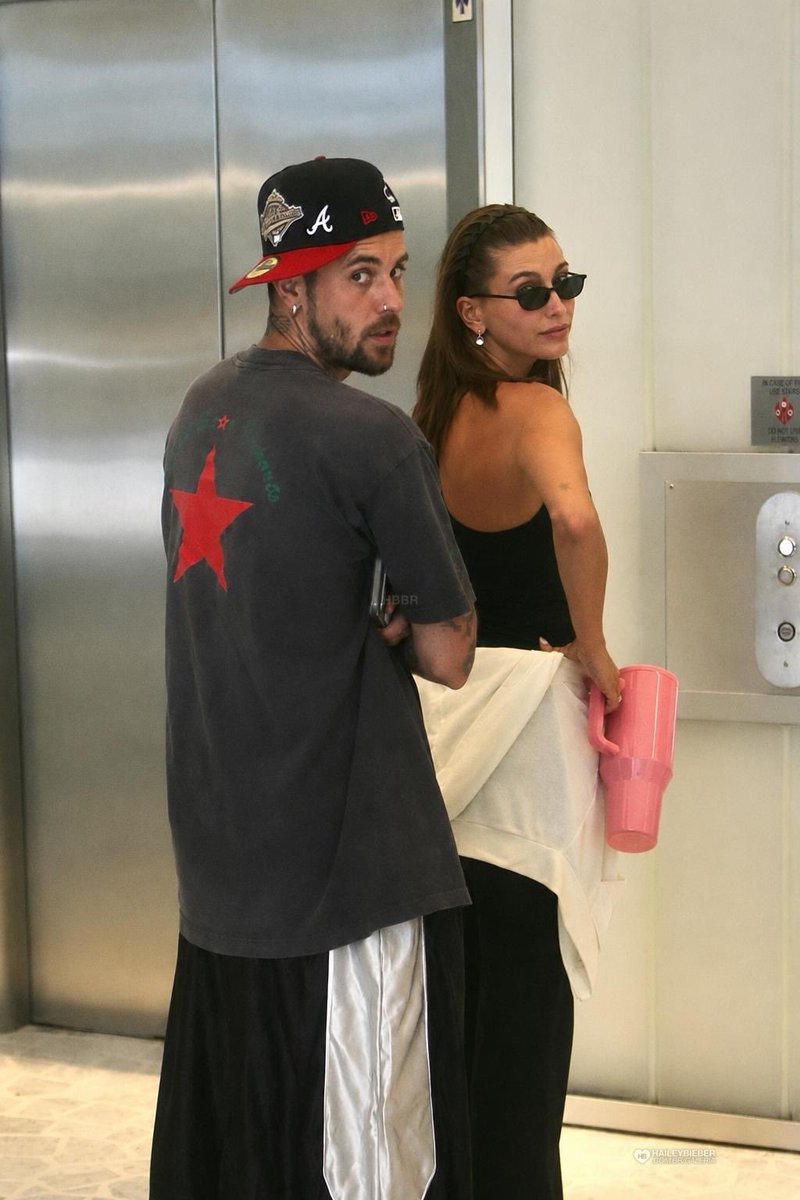JBAMEDIA's tweet photo. Justin y Hailey Bieber fueron vistos llegando a una oficina en Beverly Hills, California. https://t.co/0kfZiA12B4