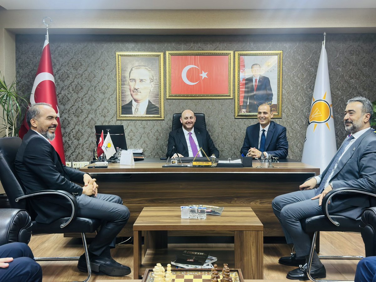 Fatih__Bildik's tweet photo. Başkent Millet Bahçesi ’nde gerçekleştirdiğimiz toplantımız ardından, Genel Merkez Teşkilat Başkanımız @abuyukgumus ’ü, Genel Merkez Teşkilat Başkan Yardımcılarımız @mchtylmz ve @kurtcancelebi ‘yi, İl Başkanımız @hakanhanozcan ‘ı, Milletvekilimiz @kurtcancelebi ‘yi, İl Başkan Yardımcılarımızı, İl Yönetim Kurulu Üyelerimizi, İlçe Başkanlarımızı ve Meclis Üyelerimizi İlçe Başkanlığımızda ağırladık.

İlçe Başkanlığımızda, 25. Yıl Özel Mitingimiz için hazırlıklarını sürdüren teşkilat mensuplarımızla bir araya gelerek çalışmalarında kolaylıklar dilediler.

Nazik ziyaretleri için, Genel Merkez Teşkilat Başkanımız @abuyukgumus ’e; Genel Merkez Teşkilat Başkan Yardımcılarımız @mchtylmz  ve @kurtcancelebi ‘ye, İl Başkanımız @hakanhanozcan ‘a ve tüm değerli misafirlerimize teşekkür ediyoruz.

#MilletimizleÇeyrekAsır
#KalbimizAltındağ

@akaltindag