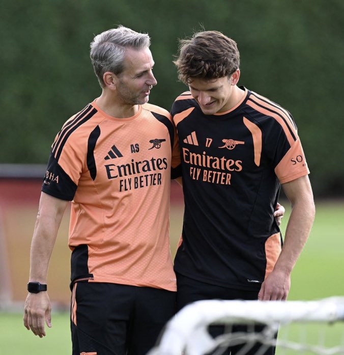 ArsenalRadar's tweet photo. 🚨 Albert Stuivenberg is back at Arsenal.

The assistant coach has returned to the club after dealing with personal matters that delayed his return.

Stuivenberg remains a key member of Mikel Arteta’s coaching staff as Arsenal aim to defend their Premier League title.

Great to have you back, Albert! ❤️

#afc