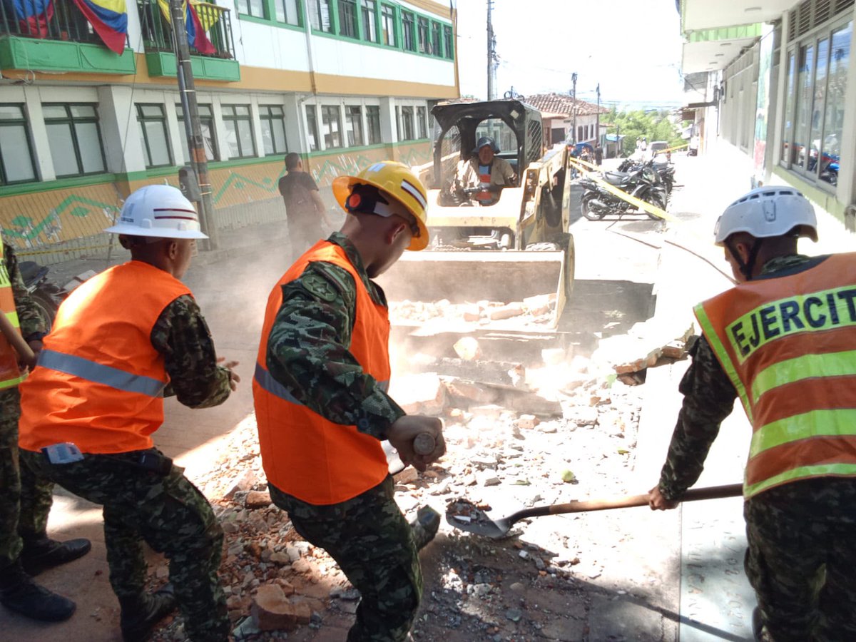 COL_EJERCITO's tweet photo. En Montenegro y Quimbaya, #Quindío, apoyamos la atención de la emergencia y acompañamos a sus habitantes, los soldados de @Ingenieros_EJC del Batallón de Ingenieros de Combate N.°8, realizan labores de remoción de escombros en los lugares afectados y trabajan de manera articulada con las autoridades departamentales y locales para responder a esta emergencia, a su vez que se permanece donde más nos necesitan.

#FuerzasQueSalvanVidas
@Ejercito_Div5