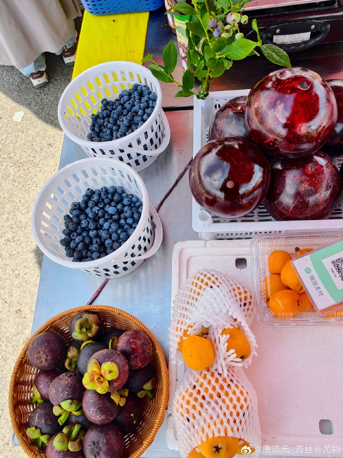 EuniceMarjfwaf's tweet photo. Fresh seasonal produce alert! Just picked crisp red tomatoes, leafy romaine lettuce and plump blueberries – stocked at our neighborhood market for your healthy weeknight meals. Stop by today!， https://t.co/D16zymb0q7